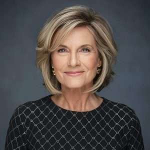 textured lob, hitting above the shoulders